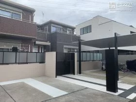 門扉をセットバックさせ、広々とした駐車スペースに[施工後]