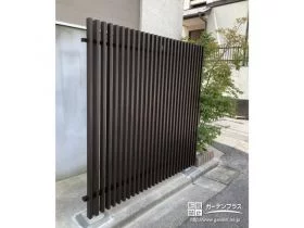 内側を駐輪スペースに使えるスタイリッシュな目隠しフェンス[施工後]