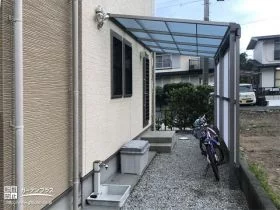 雨風を防ぐ駐輪スペース用のテラス屋根設置工事