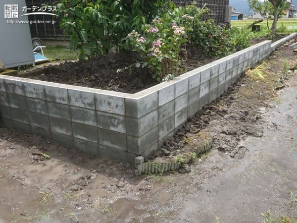 土の流出を防ぐ土留めブロック設置工事 No ブロック塀 囲いの施工例 外構工事のガーデンプラス