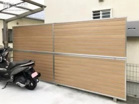 優しいウッドカラーの目隠しフェンス[施工後]