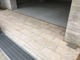 敷石で化粧した道路との出入口[施工後]