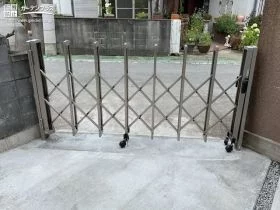 通用門にバイクも通りやすい伸縮ゲートを設置[施工後]