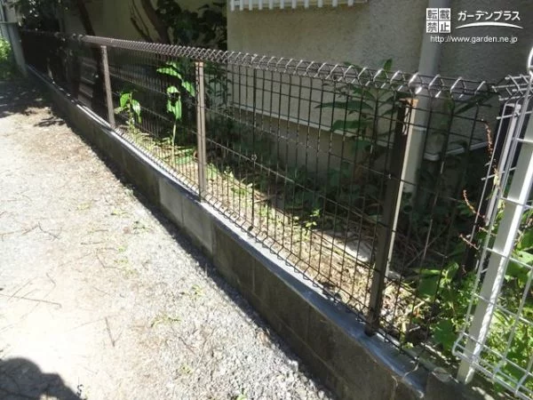 No.13356 耐候性にすぐれたメッシュフェンスへの取替え工事[施工後]