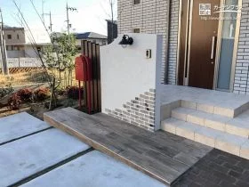 木目調タイルやレンガを使った門まわり[施工後]