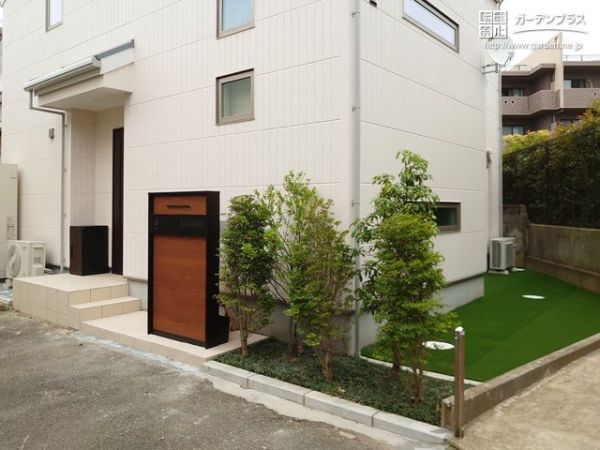 木目調デザインと植栽の組み合わせでおしゃれにまとめた新築外構一式工事 No 新築外構一式の施工例 外構工事のガーデンプラス