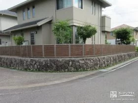 建物の足元を引き締める目隠しフェンス[施工後]