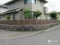 建物の足元を引き締める目隠しフェンス