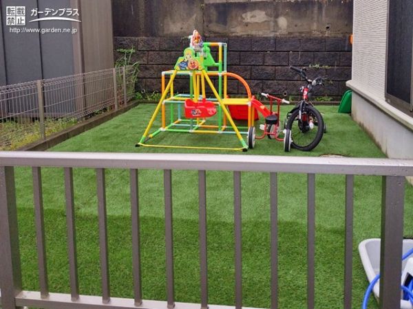 水はけを改善し安心して遊べる人工芝のお庭リフォーム工事 No 花壇 菜園 芝生の施工例 外構工事のガーデンプラス 水はけを改善し安心して遊べる人工芝のお庭リフォーム工事 No 花壇 菜園 芝生の施工例 外構工事のガーデンプラス