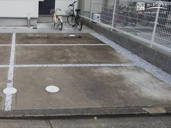 洗い出し舗装された駐車スペースの目地
