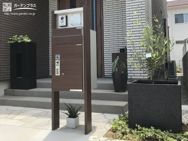門まわりを緑で彩る大型プランターの設置工事 No 花壇 菜園 芝生の施工例 外構工事のガーデンプラス