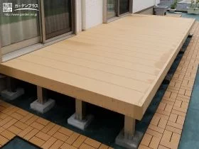 お庭と行き来しやすくなるウッドデッキ[施工後]