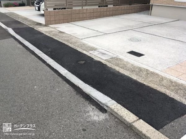 お車をスムーズに出入りさせる道路切り下げ工事