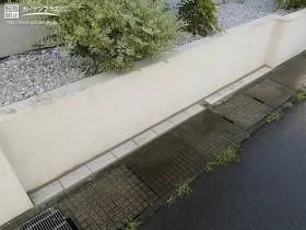 道路境界との隙間も雑草対策