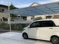 広い駐車スペースとモダンなカーポート