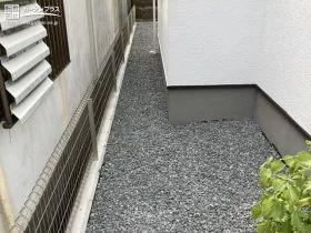 すっきりと雑草対策をした犬走り