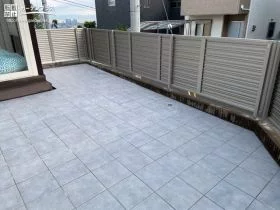 お庭を安らぎの空間にするタイルテラスと目隠しフェンス設置工事