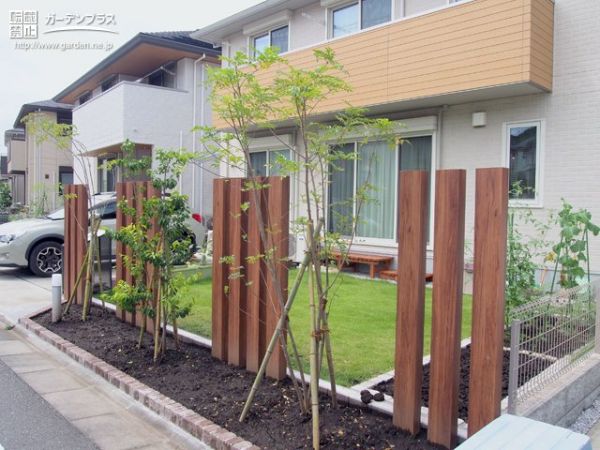瑞々しい木と角柱が優しい目隠しとなるお庭リフォーム工事 No 花壇 菜園 芝生の施工例 外構工事のガーデンプラス