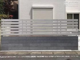 爽やかなホワイトカラーの目隠しフェンス