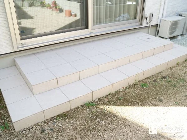 高級感のあるタイルデッキ