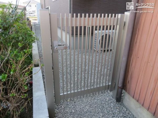 2つの建物の間に設けた通用門