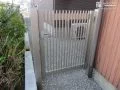 2つの建物の間に設けた通用門