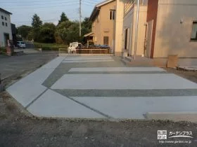 動線を考えてコンクリートを打設した駐車スペース