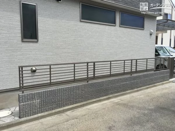 スタイリッシュな格子デザインの境界フェンス