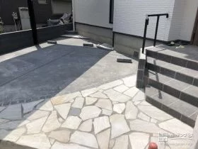 機能的なコンクリートと華やかな乱形石で舗装したファサード[施工後]