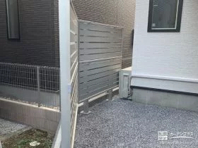 明るいカラーの目隠しフェンス[施工後]