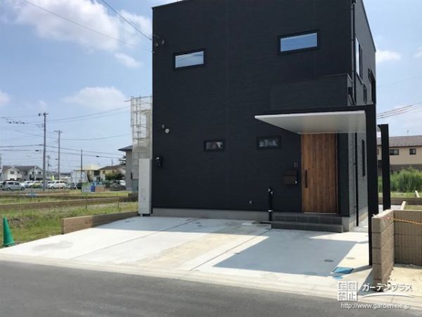 スタイリッシュな黒のエクステリアが引き立つ新築外構工事 No 139 新築外構一式の施工例 外構工事のガーデンプラス スタイリッシュな黒のエクステリアが引き立つ新築外構工事 No 139 新築外構一式の施工例 外構工事のガーデンプラス
