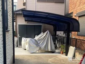 バイクのサイズに合わせた駐輪スペースの屋根[施工後]