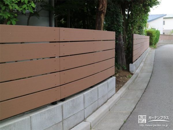 植栽にも調和する木目調樹脂フェンスの設置工事 No 目隠しフェンスの施工例 外構工事のガーデンプラス