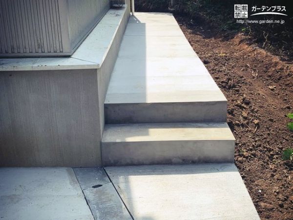 家の周りを歩きやすくする犬走り舗装工事 No 雑草対策 防犯砂利の施工例 外構工事のガーデンプラス