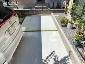 人工芝目地で明るさを保つ駐車スペース[施工後]