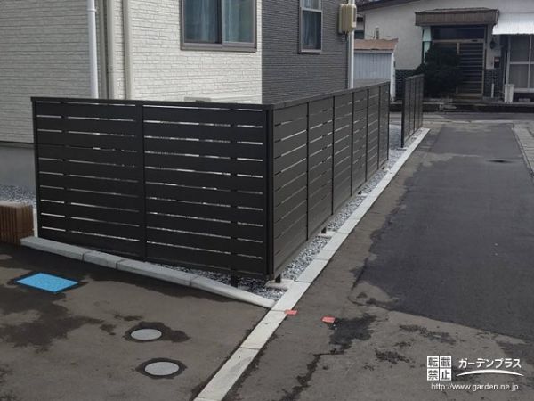 敷地への侵入を防ぎ境界を明確にする目隠しフェンス設置工事 No 目隠しフェンスの施工例 外構工事のガーデンプラス