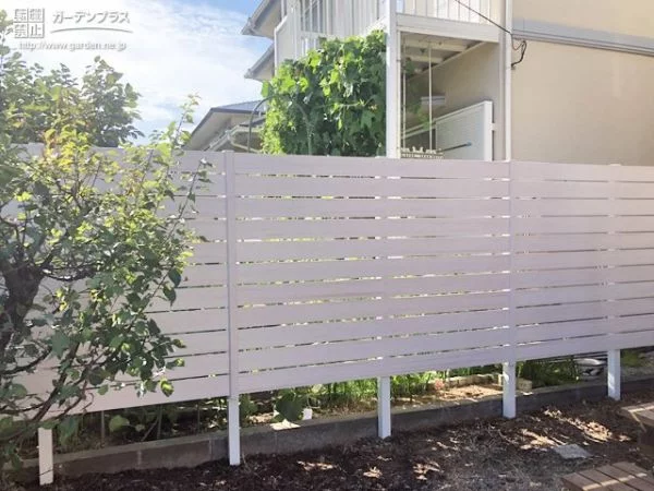 No.14070 お庭を爽やかに明るく演出する白い木目調フェンス設置工事