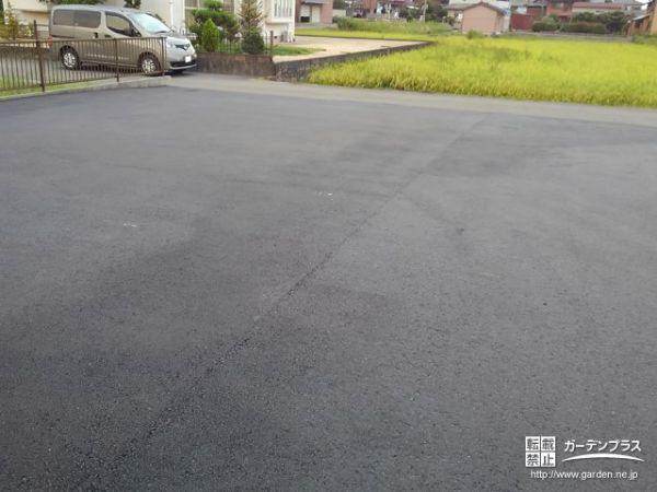 広いお庭の雑草対策にもなるアスファルト舗装工事 No 駐車スペースの施工例 外構工事のガーデンプラス