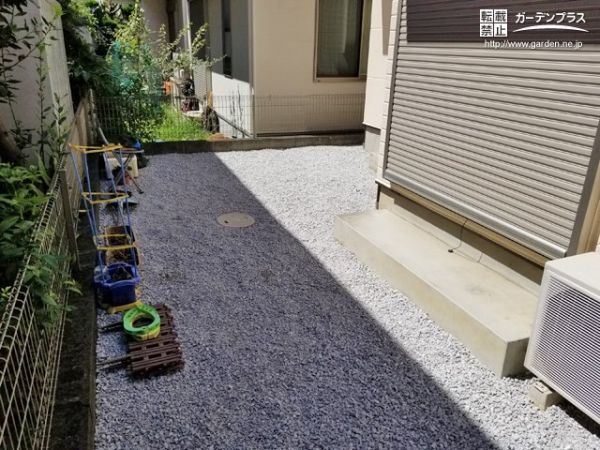 お庭をすっきり清潔に保つ雑草対策工事 No 雑草対策 防犯砂利の施工例 外構工事のガーデンプラス