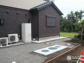 雑草対策をした建物裏手[施工後]