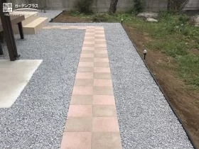 コンクリート平板を敷設したアプローチ