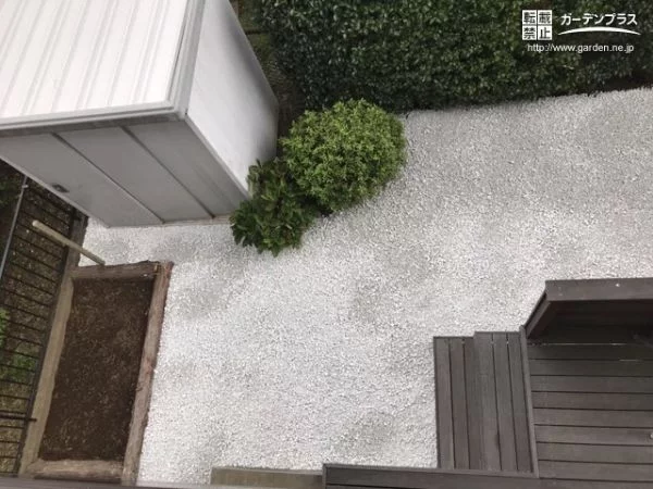 No.14194 デッキや花壇への行き来がすっきりする雑草対策工事[施工後]