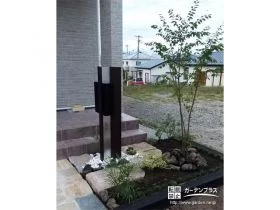 ロックガーデン風のモダンな植栽スペースと機能門柱[施工後]