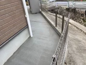 歩きやすく土間コンクリート舗装した犬走り[施工後]