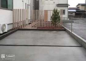角柱を並べてナチュラルなスリットフェンスに[施工後]