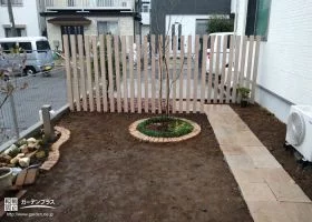お庭を眺められるナチュラルな天然石の園路[施工後]