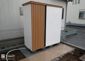木目とホワイトカラーの組み合わせが新鮮な物置[施工後]