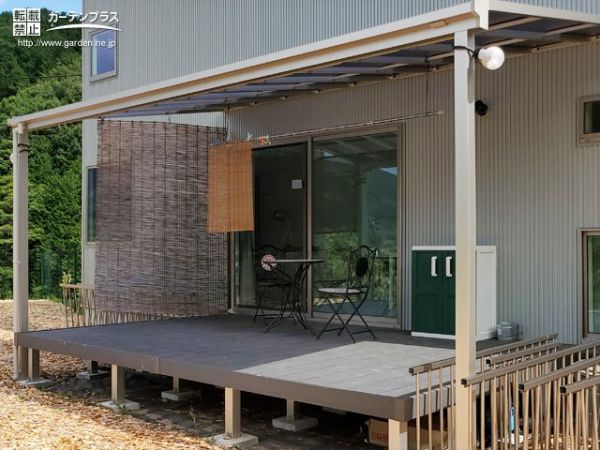 外構施工例一覧 ウッドデッキ 雨に強い屋根付きのお庭 50万円まで 外構工事のガーデンプラス