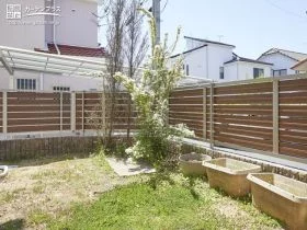 植栽の背景としても映える木目調フェンス