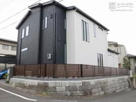 建物の足元を引き締める木目調目隠しフェンス[施工後]